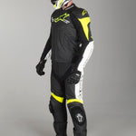 TRAJE 2 PIEZAS DE PIEL CHALLENGER V2 NGO/BCO/AMA